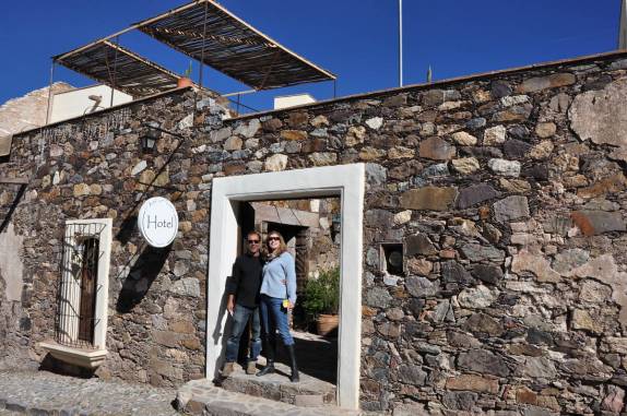 Com o argentino Walter em frente ao nosso hotel em Real de Catorze, Pueblo Mágico ao norte do México